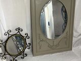 un miroir et son cadre, posés sur une table