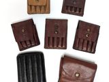 six pochettes en cuir comportant quatre compartiments différents, sur un fond blanc
