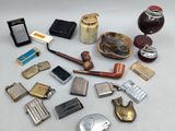 un grand nombre d'objets posés sur une table