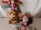 deux clowns allongés par terre