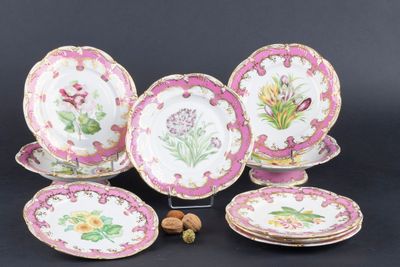 six assiettes roses et blanches ornées de fleurs et de feuilles
