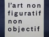 une boîte blanche avec une inscription noire, posée sur une table