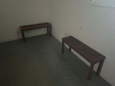 un banc et une fenêtre dans une petite pièce