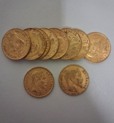 gros plan d'une pile de pièces d'or sur une surface blanche