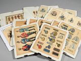 une pile de vieilles cartes postales sur lesquelles figurent des personnes