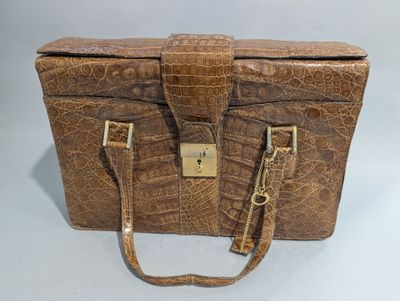 sac à main en cuir d'alligator marron avec des finitions dorées et une bandoulière