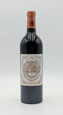 une bouteille de vin rouge posée sur une table blanche