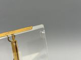 une vitrine en verre sur laquelle est posée une règle