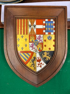 une photo d'un blason accroché au mur