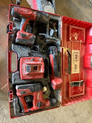 Coffret Hilti comprenant trois outils sur batteries : une visseus...