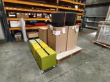 des cartons et encore des cartons sur une palette dans un entrepôt