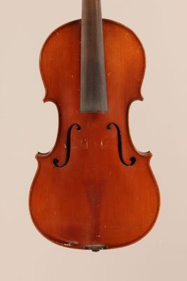 un vieux violon avec un archet accroché à son dos