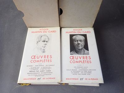 deux livres dans une boîte sur laquelle figurent les portraits d'un homme et d'une femme