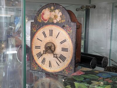 une horloge exposée dans une vitrine