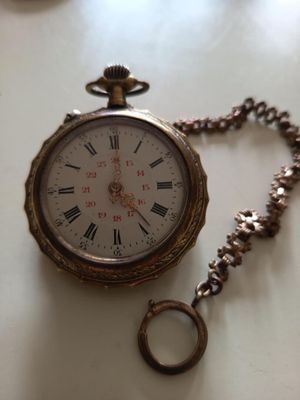 Montre à gousset fonctionnelle avec chaîne.