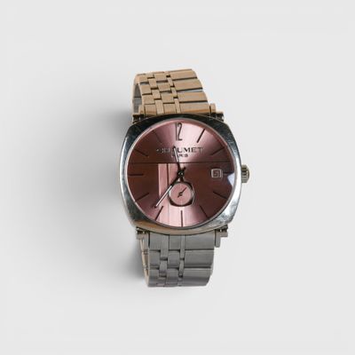 une montre posée sur une surface blanche