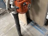 une borne d'incendie fixée sur le mur d'un immeuble