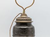 une image représentant une lampe posée sur un pied et munie d'un cordon