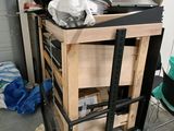 une pile de cartons empilés les uns sur les autres, posée sur une charrette en bois