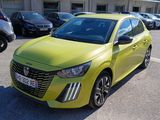La voiture jaune vif est garée sur un parking, à côté d'autres voitures.