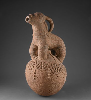 un gros plan d'un vase en argile orné d'un bélier