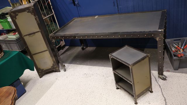 Mobilier de style industriel comprenant : une table sur roulettes...