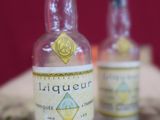 deux bouteilles d'alcool posées sur une table