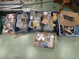 de nombreux cartons d'objets hétéroclites posés sur le sol
