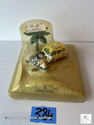 une petite voiture jaune sur laquelle est posé un palmier