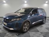 une voiture bleue garée sur le sol en damier d'un garage
