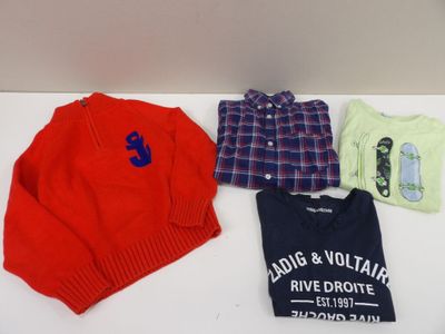 un tas de vêtements comprenant un pull, une chemise et une chemise