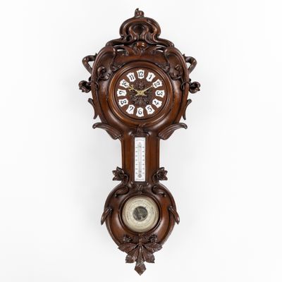 une vieille horloge murale en bois avec un pendule, accrochée au mur