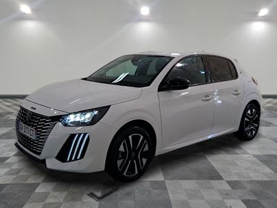 la voiture blanche est garée sur le sol à carreaux d'une pièce