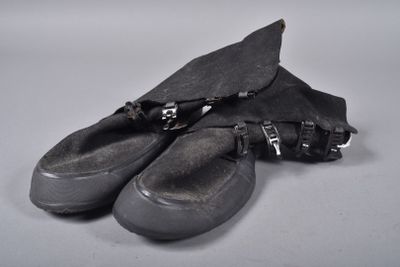 une paire de chaussures posée sur une table
