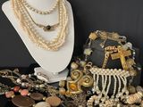 plusieurs types de bijoux différents exposés sur une table