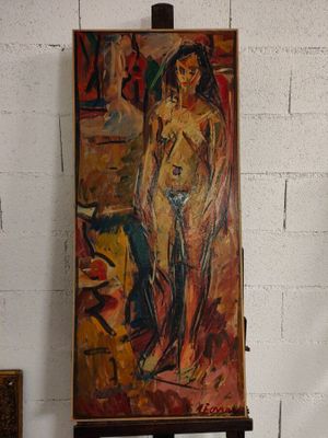 un tableau représentant une femme debout à côté d'un tableau posé sur un chevalet