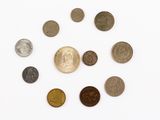 de nombreuses pièces de monnaie différentes sur une surface blanche