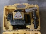 une mallette jaune posée par terre, contenant des outils