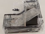 un bagage qui a été emballé et posé sur une table