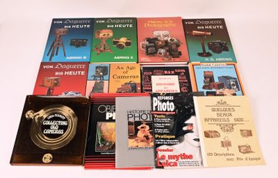 un grand nombre de livres posés sur une table