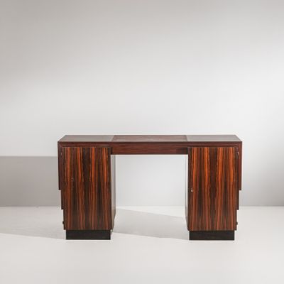 une photo d'un bureau en bois muni de deux tiroirs