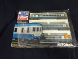 un train bleu et blanc sur les rails dans la boîte