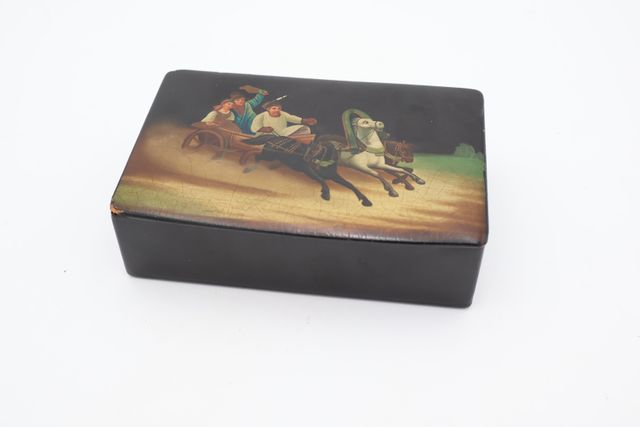 Russie - Coffret en bois laqué noir à décor peint d’un attelage à...