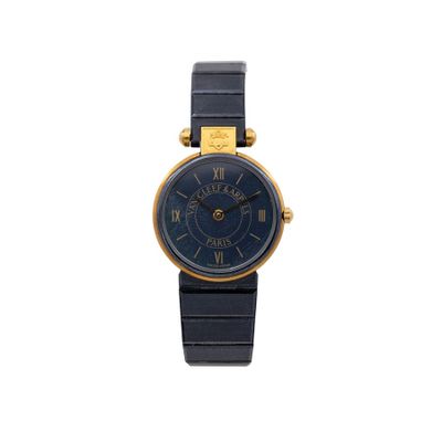 une image d'un gros plan d'une montre-bracelet sur un fond blanc
