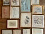 de nombreuses photos encadrées accrochées au mur d'une pièce