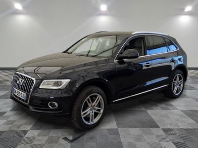 un SUV Audi noir garé dans un garage au sol carrelé