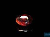 gros plan d'un diamant rouge sur une surface noire