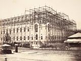 une photo en noir et blanc d'un grand bâtiment en cours de construction