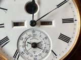 une horloge en or avec des chiffres romains sur le cadran