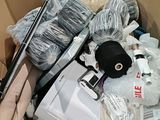 une boîte en carton remplie d'objets hétéroclites